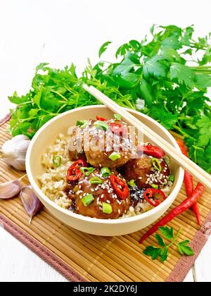 Boulettes de viande en sauce aigre-douce avec riz sur tableau blanc Banque D'Images