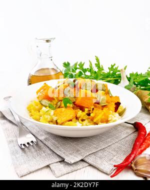 Millet de porridge avec potiron épicé dans une assiette sur bois Banque D'Images