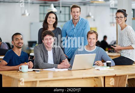 C'est une équipe qui a raison la première fois. Portrait d'un groupe de collègues travaillant ensemble dans un environnement de travail occasionnel. Banque D'Images