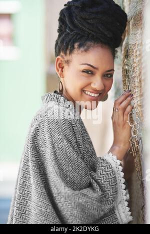 Soyez votre fabuleux moi. Portrait d'une jeune femme à la mode qui pose contre un mur. Banque D'Images