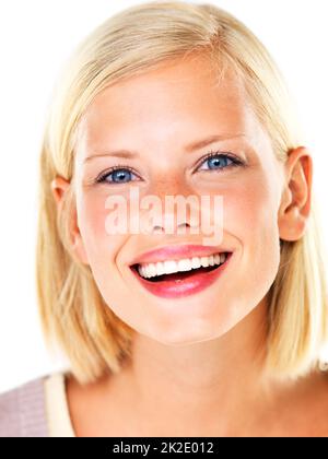 Elle aime rire. Belle jeune femme blonde souriant et riant avec joie. Banque D'Images