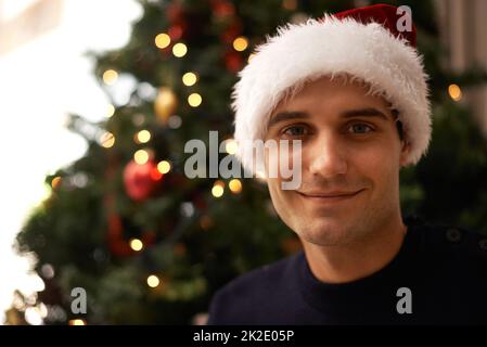 Santas petit assistant. Photo d'un beau jeune homme se préparer pour Noël. Banque D'Images