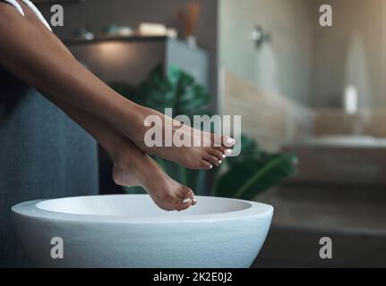 Fin de son massage avec une pédicure. Gros plan d'une femme méconnue qui se fait soigner les pieds au spa. Banque D'Images