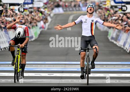 Antonio Morgado du Portugal et Emil Herzog allemand photographiés en action lors de la course sur route des jeunes hommes aux Championnats du monde de route UCI Cycling 2022, à Wollongong, en Australie, le vendredi 23 septembre 2022. Les mondes se déroulent du 18 au 25 septembre. BELGA PHOTO DIRK WAEM Banque D'Images