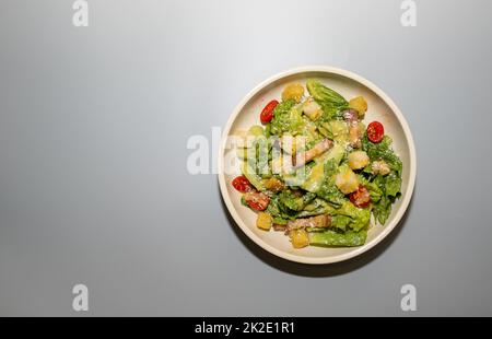 salade casar sur fond gris Banque D'Images