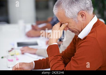 Son stressant étant le patron. Photo courte d'un homme d'affaires mature qui semble stressé. Banque D'Images