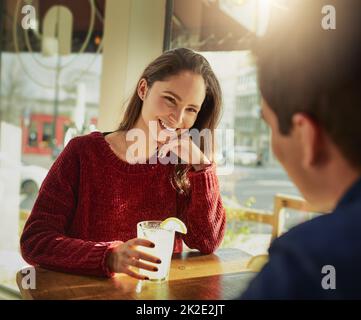 HES chaque bit aussi beau que son profil pic. Photo d'un jeune homme et d'une jeune femme à une date romantique dans un café. Banque D'Images