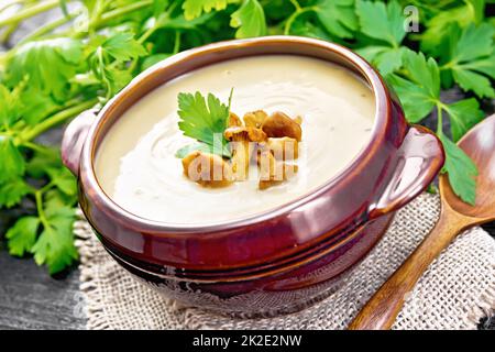 Soupe de purée de chanterelle dans un bol sur bois Banque D'Images