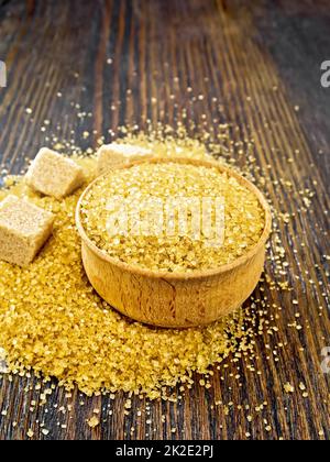 Faire revenir le sucre dans un bol sur un plateau sombre Banque D'Images