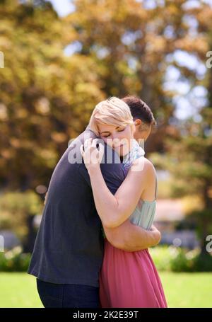 J'aurais bien voulu que nous puissions rester comme ça pour toujours. Photo d'un couple mature qui s'embrasse dans le parc. Banque D'Images