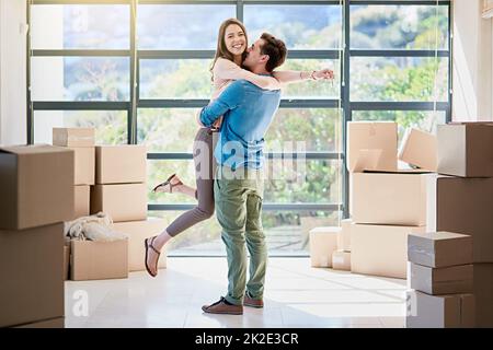 Nous sommes ravis de posséder leur maison de rêve. Photo d'un jeune couple célébrant son déménagement dans une nouvelle maison. Banque D'Images