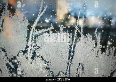 motif givré sur une fenêtre d'hiver en verre Banque D'Images