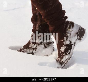 Brown chaussures de femmes couvertes par la neige en hiver Banque D'Images