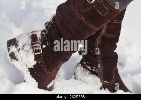 Brown chaussures de femmes couvertes par la neige en hiver Banque D'Images