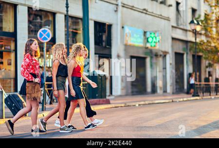 Les filles veulent juste Amuse-toi bien. Photo en longueur d'un groupe de jeunes amies attirantes qui se promunique dans la ville. Banque D'Images