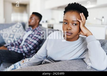 Je l'a fait avec ses absurdités. Photo d'un jeune couple en désaccord à la maison. Banque D'Images