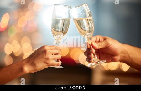 Il est toujours temps de prendre du champagne. Photo de deux personnes méconnues ayant du champagne pendant une célébration. Banque D'Images