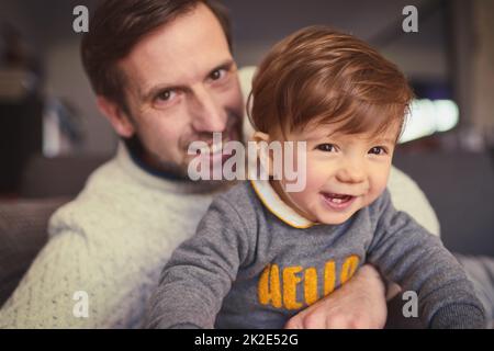 HES mon garçon spécial. Portrait court d'un beau homme passant un certain temps de qualité avec son adorable jeune fils à la maison. Banque D'Images