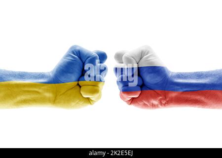 Drapeaux de l'Ukraine et de la Russie peints sur deux poings isolés sur fond blanc Banque D'Images