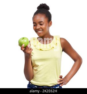 Apple préparer pour être mangé. Photo d'une jeune fille afro-américaine tenant une pomme isolée sur blanc. Banque D'Images