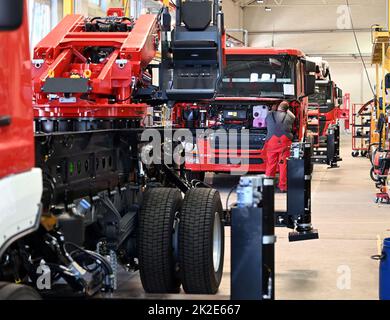 Karlsruhe, Allemagne. 19th juillet 2022. Dans le centre de compétence de sauvetage aérien du fabricant d'équipement de lutte contre l'incendie Rosenbauer, les véhicules de lutte contre l'incendie sont dans l'atelier de carrosserie dans une salle de montage. La société autrichienne Rosenbauer est l'un des plus grands fabricants de véhicules de lutte contre l'incendie au monde. Credit: Uli Deck/dpa/Alay Live News Banque D'Images