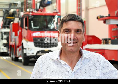 Karlsruhe, Allemagne. 19th juillet 2022. Michael Kriskeller, Directeur général de Rosenbauer Karlsruhe GmbH, se trouve dans une salle de réunion. La société autrichienne Rosenbauer est l'un des plus grands fabricants de véhicules de lutte contre l'incendie au monde. Le centre d'excellence pour le sauvetage aérien se trouve à Karlsruhe. Credit: Uli Deck/dpa/Alay Live News Banque D'Images