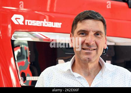 Karlsruhe, Allemagne. 19th juillet 2022. Michael Kriskeller, Directeur général de Rosenbauer Karlsruhe GmbH, se trouve dans une salle de réunion. La société autrichienne Rosenbauer est l'un des plus grands fabricants de véhicules de lutte contre l'incendie au monde. Le centre d'excellence pour le sauvetage aérien se trouve à Karlsruhe. Credit: Uli Deck/dpa/Alay Live News Banque D'Images