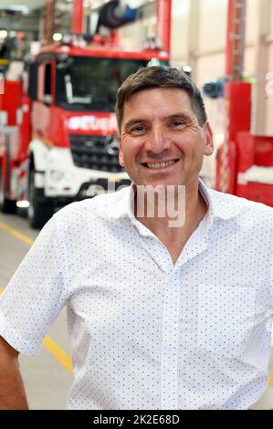 Karlsruhe, Allemagne. 19th juillet 2022. Michael Kriskeller, Directeur général de Rosenbauer Karlsruhe GmbH, se trouve dans une salle de réunion. La société autrichienne Rosenbauer est l'un des plus grands fabricants de véhicules de lutte contre l'incendie au monde. Le centre d'excellence pour le sauvetage aérien se trouve à Karlsruhe. Credit: Uli Deck/dpa/Alay Live News Banque D'Images