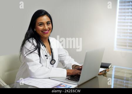 Rester informé des dernières avancées médicales. Portrait d'une femme médecin travaillant sur un ordinateur portable dans son bureau. Banque D'Images