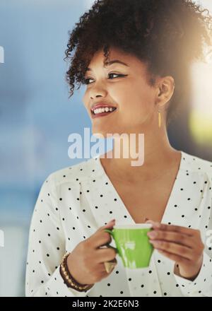 L'optimisme est la clé de la création d'une nouvelle entreprise. Photo courte d'un jeune designer ayant un café dans son bureau. Banque D'Images