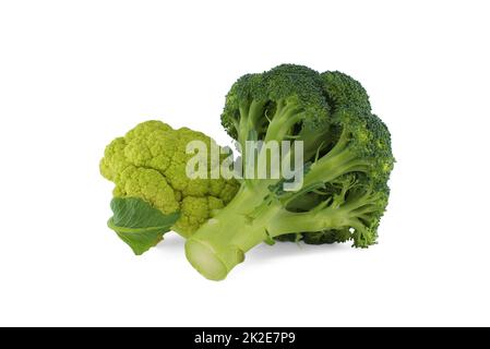 Chou-fleur et brocoli frais et colorés sur blanc Banque D'Images