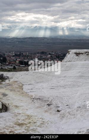 Lumière du soleil perçant à travers les nuages et frappant les montagnes Banque D'Images