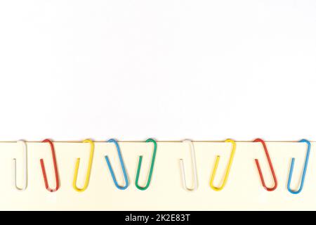 une rangée de trombones de couleur Banque D'Images