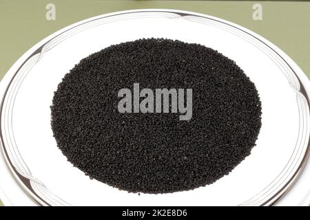 Nigella Sativa Black Seeds sur une plaque blanche avec ornements Banque D'Images