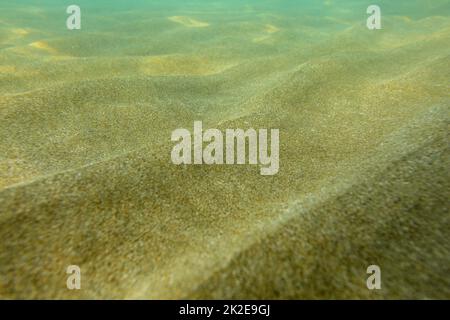 Photo sous-marine, mer peu profonde avec du sable 'dunes' éclairée par le soleil. Banque D'Images