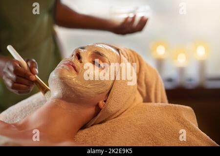 Le meilleur pour une peau parfaite. Photo d'une jeune femme recevant un soin de beauté dans un spa. Banque D'Images