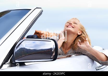 Vivre dans l'instant. Photo d'un jeune couple en train de se déplacer dans un cabriolet. Banque D'Images