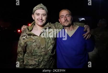 Captures d'écran de l'armée de l'Ukraine vidéo de l'échange négocié de prisonniers entre l'Ukraine et la Russie. Photos montre les soldats ukrainiens rapatriés qui entrent dans leur pays d'origine et qui sont reçus par l'armée et les équipes médicales ukrainiennes. Crédit photo - SBU Banque D'Images