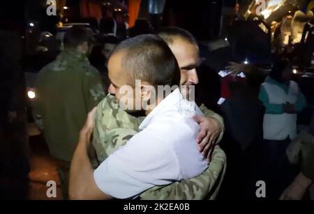 Captures d'écran de l'armée de l'Ukraine vidéo de l'échange négocié de prisonniers entre l'Ukraine et la Russie. Photos montre les soldats ukrainiens rapatriés qui entrent dans leur pays d'origine et qui sont reçus par l'armée et les équipes médicales ukrainiennes. Crédit photo - SBU Banque D'Images