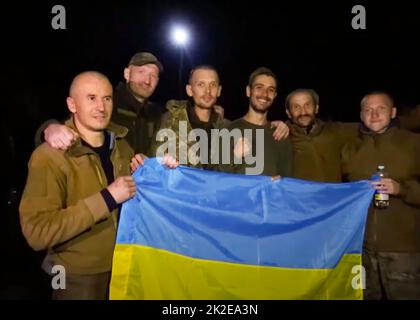 Captures d'écran de l'armée de l'Ukraine vidéo de l'échange négocié de prisonniers entre l'Ukraine et la Russie. Photos montre les soldats ukrainiens rapatriés qui entrent dans leur pays d'origine et qui sont reçus par l'armée et les équipes médicales ukrainiennes. Crédit photo - SBU Banque D'Images