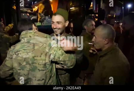 Captures d'écran de l'armée de l'Ukraine vidéo de l'échange négocié de prisonniers entre l'Ukraine et la Russie. Photos montre les soldats ukrainiens rapatriés qui entrent dans leur pays d'origine et qui sont reçus par l'armée et les équipes médicales ukrainiennes. Crédit photo - SBU Banque D'Images