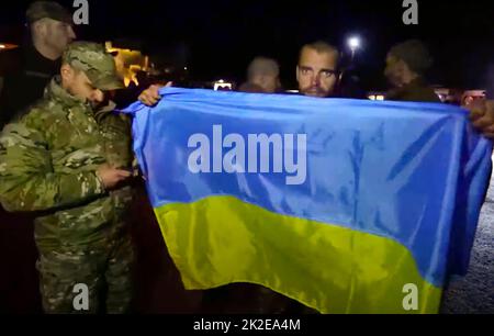 Captures d'écran de l'armée de l'Ukraine vidéo de l'échange négocié de prisonniers entre l'Ukraine et la Russie. Photos montre les soldats ukrainiens rapatriés qui entrent dans leur pays d'origine et qui sont reçus par l'armée et les équipes médicales ukrainiennes. Crédit photo - SBU Banque D'Images