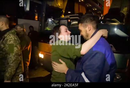 Captures d'écran de l'armée de l'Ukraine vidéo de l'échange négocié de prisonniers entre l'Ukraine et la Russie. Photos montre les soldats ukrainiens rapatriés qui entrent dans leur pays d'origine et qui sont reçus par l'armée et les équipes médicales ukrainiennes. Crédit photo - SBU Banque D'Images