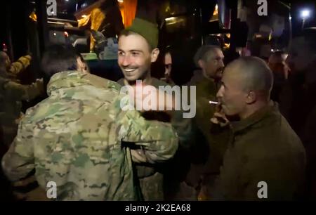 Captures d'écran de l'armée de l'Ukraine vidéo de l'échange négocié de prisonniers entre l'Ukraine et la Russie. Photos montre les soldats ukrainiens rapatriés qui entrent dans leur pays d'origine et qui sont reçus par l'armée et les équipes médicales ukrainiennes. Crédit photo - SBU Banque D'Images