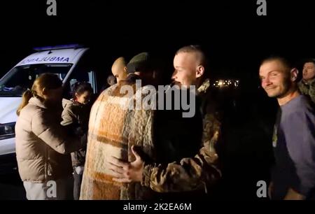 Captures d'écran de l'armée de l'Ukraine vidéo de l'échange négocié de prisonniers entre l'Ukraine et la Russie. Photos montre les soldats ukrainiens rapatriés qui entrent dans leur pays d'origine et qui sont reçus par l'armée et les équipes médicales ukrainiennes. Crédit photo - SBU Banque D'Images