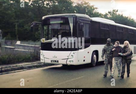 Captures d'écran de l'armée de l'Ukraine vidéo de l'échange négocié de prisonniers entre l'Ukraine et la Russie. Photos montre les soldats ukrainiens rapatriés qui entrent dans leur pays d'origine et qui sont reçus par l'armée et les équipes médicales ukrainiennes. Crédit photo - SBU Banque D'Images