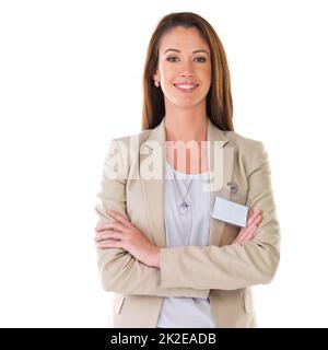 Bonjour, je m'appelle... Photo en studio d'une jeune femme d'affaires portant une étiquette de nom vierge. Banque D'Images