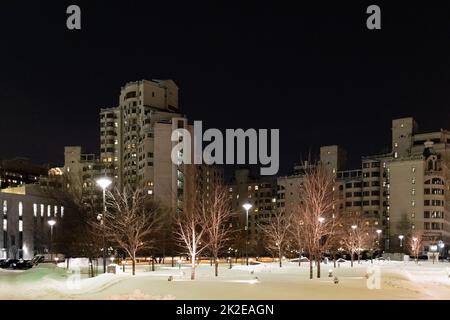 Place enneigée dans la ville de Moscou la nuit d'hiver Banque D'Images