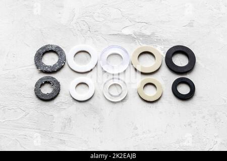 différents joints pour tuyauterie des systèmes d'eau sur gris Banque D'Images