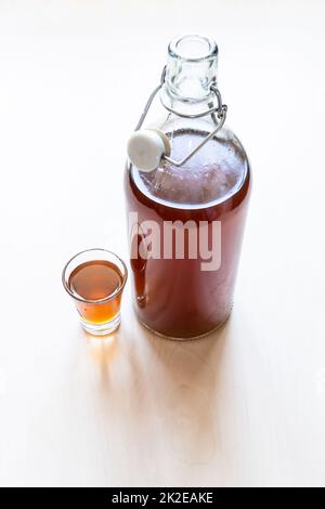 dose et bouteille de teinture alcoolisée maison Banque D'Images